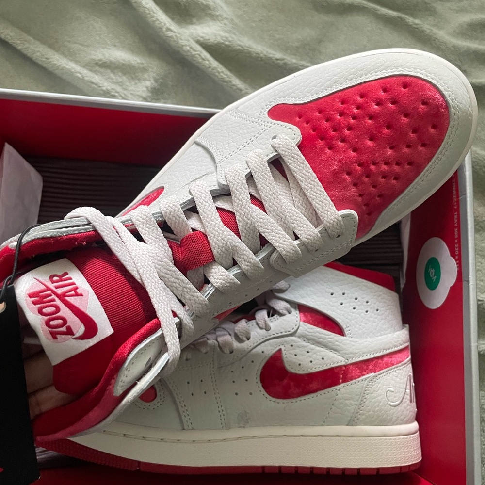 I’m selling my women Air Nikes size 8